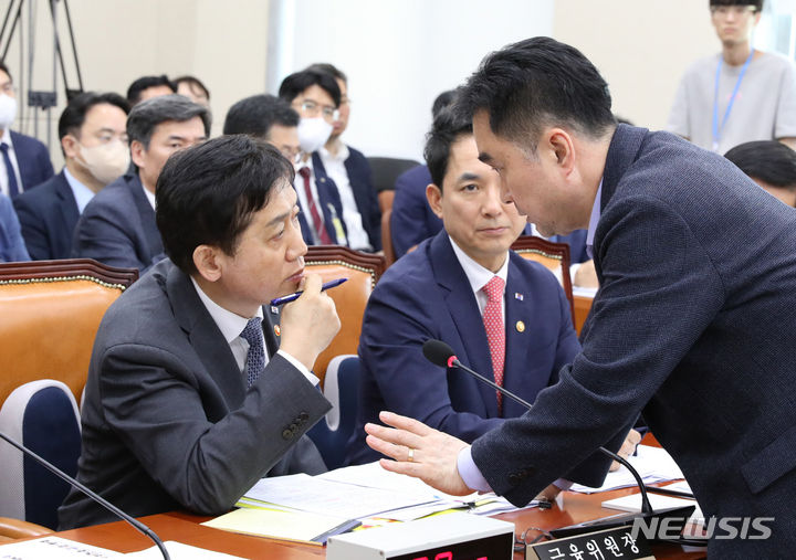 [서울=뉴시스] 전진환 기자 = 15일 오후 서울 여의도 국회에서 열린  정무위원회 전체회의에서 더불어민주당 간사인 김종민 의원과 김주현 금융위원장이 대화하고 있다. 2023.06.15. amin2@newsis.com