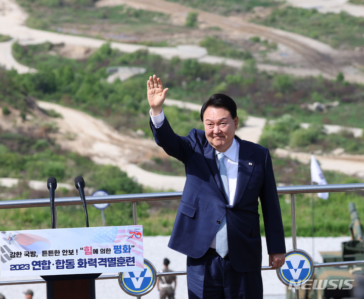 [포천=뉴시스] 홍효식 기자 = 윤석열 대통령이 15일 경기 포천 승진훈련장에서 실시된 '2023 연합·합동 화력격멸훈련'을 참관한 뒤 국민참관단 및 참석자들에게 인사말하기 앞서 인사하고 있다. (대통령실통신사진기자단) 2023.06.15. yesphoto@newsis.com