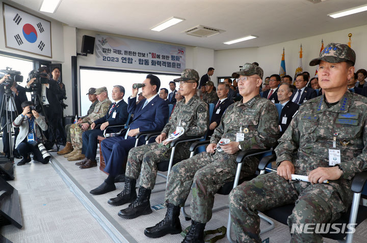 [포천=뉴시스] 홍효식 기자 = 윤석열 대통령이 15일 경기 포천 승진훈련장에서 '2023 연합·합동 화력격멸훈련'을 참관하고 있다. (대통령실통신사진기자단) 2023.06.15. yesphoto@newsis.com