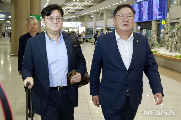 [인천공항=뉴시스] 최동준 기자 = 더불어민주당 민생경제위기대책위원회 김태년, 홍익표, 홍성국 의원 등이 지난 15일 중국에서 인천국제공항을 통해 귀국하고 있다. 2023.06.15. photocdj@newsis.com