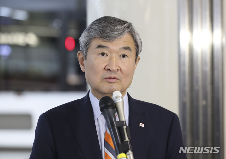 [서울=뉴시스] 김근수 기자 = 조태용 국가안보실장이 15일 오후 서울 강서구 김포국제공항 국제선 입국장 앞에서 취재진 질문에 답하고 있다. 2023.06.15. ks@newsis.com