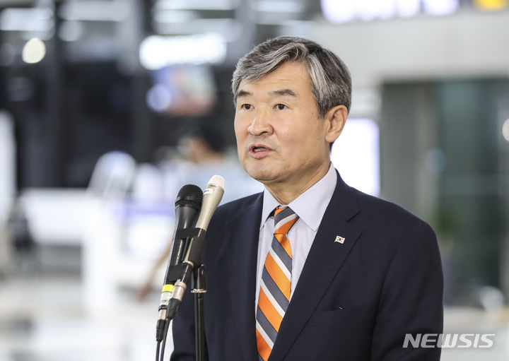 [서울=뉴시스] 김근수 기자 = 조태용 국가안보실장이 15일 오후 서울 강서구 김포국제공항 국제선 입국장 앞에서 취재진 질문에 답하고 있다. 2023.06.15. ks@newsis.com