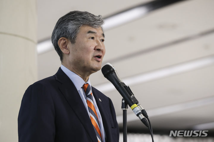 [서울=뉴시스] 김근수 기자 = 조태용 국가안보실장이 15일 오후 서울 강서구 김포국제공항 국제선 입국장 앞에서 취재진 질문에 답하고 있다. 2023.06.15. ks@newsis.com