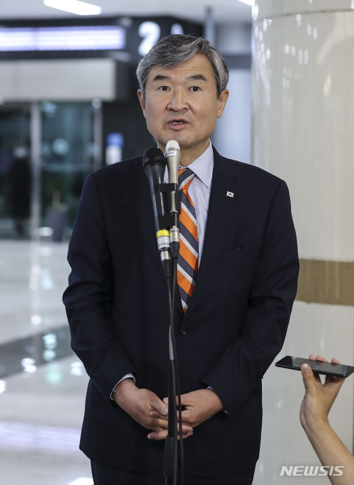 [서울=뉴시스] 김근수 기자 = 조태용 국가안보실장이 15일 오후 서울 강서구 김포국제공항 국제선 입국장 앞에서 취재진 질문에 답하고 있다. 2023.06.15. ks@newsis.com