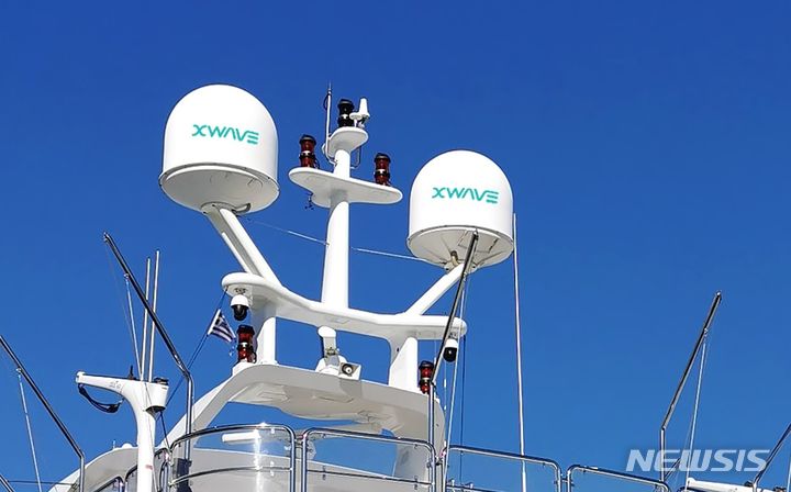 [서울=뉴시스]KT SAT이 국내 최초로 연근해를 조업하는 어선 고객을 위한 '연근해 위성인터넷 서비스'를 출시했다고 16일 밝혔다. (사진=KT SAT 제공)