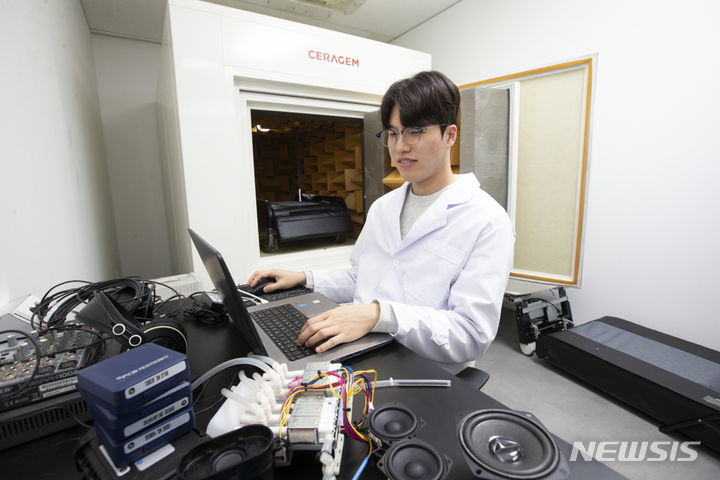 [서울=뉴시스]세라젬은 국제공인인정 시험기관인 한국소음진동을 통해 척추 의료기기 마스터 'V7'의 층간소음 수준을 평균 24.9dB(A)로 평가한 시험 성적서를 받았다. (사진= 세라젬 제공) 2023.06.16. photo@newsis.com.