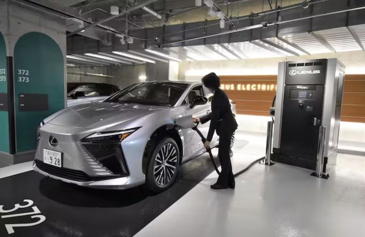 [서울=뉴시스] 도요타가 고급차 브랜드 '렉서스'의 EV용 충전소를 도쿄도 내에 개설했다고 15일(현지 시각) 니혼게이자이신문이 보도했다. 사진은 도쿄 지요다에 설치된 전용 렉서스 충전기 모습. 2023.06.16. *재판매 및 DB 금지