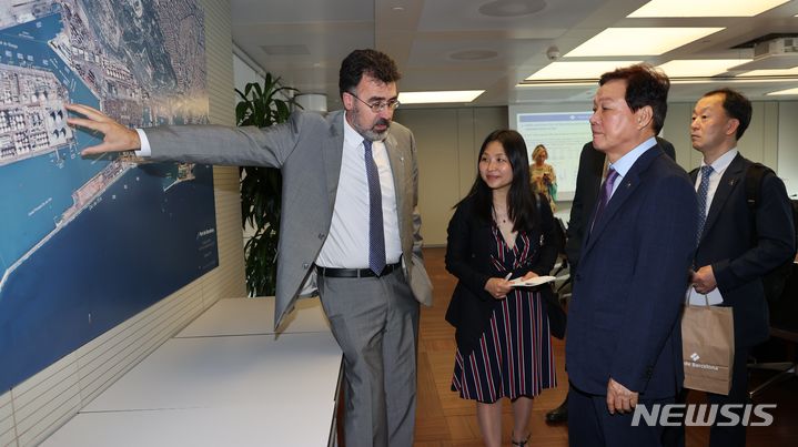 [창원=뉴시스] 홍정명 기자=박완수(오른쪽 두 번째) 경남도지사가 이끄는 경남대표단이 지난 15일(현지시각) 스페인 바르셀로나 항만공사를 방문해 관계자로부터 항만 운영 현황과 물류배후단지 조성 사례 등에 대한 설명을 듣고 있다.(사진=경남도 제공) 2023.06.16. photo@newsis.com