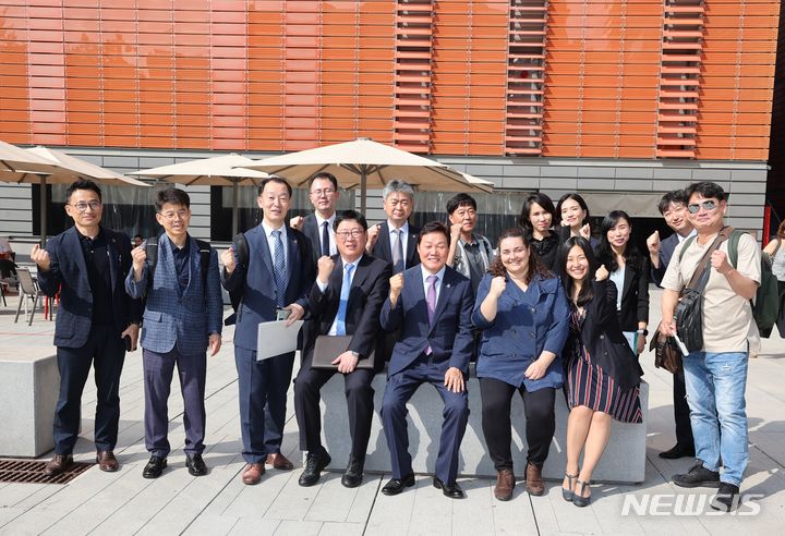 [창원=뉴시스] 홍정명 기자=박완수 경남도지사가 이끄는 해외출장 경남대표단이 지난 15일(현지시각) 스페인 바르셀로나 22아로바 혁신지구 현장을 둘러본 후 기념촬영하고 있다.(사진=경남도 제공) 2023.06.16. photo@newsis.com