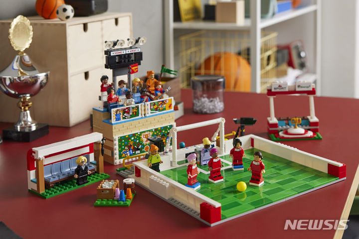 [서울=뉴시스] 레고그룹은 최초로 실존 여자 축구 선수들을 테마로 한 '레고 그라운드의 아이콘' 세트를 출시했다고 17일 밝혔다. 레고 그라운드의 아이콘 모습. (사진=레고그룹 제공) 2023.06.17. photo@newsis.com