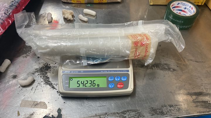 [서울=뉴시스] 서울경찰청 광역수사단 마약범죄수사대는 16일 오전 서울 마포구에 있는 서울경찰청 마포청사에서 브리핑을 열고 마약류관리법 위반 혐의를 받는 피의자 13명 중 8명을 검거하고, 이 중 4명을 구속했다고 밝혔다. 이들은 항공특송화물로 300억원 상당의 마약류를 국내 밀반입하고 이를 유통하려던 혐의를 받는다. (사진=서울경찰청) 2023.06.16. *재판매 및 DB 금지