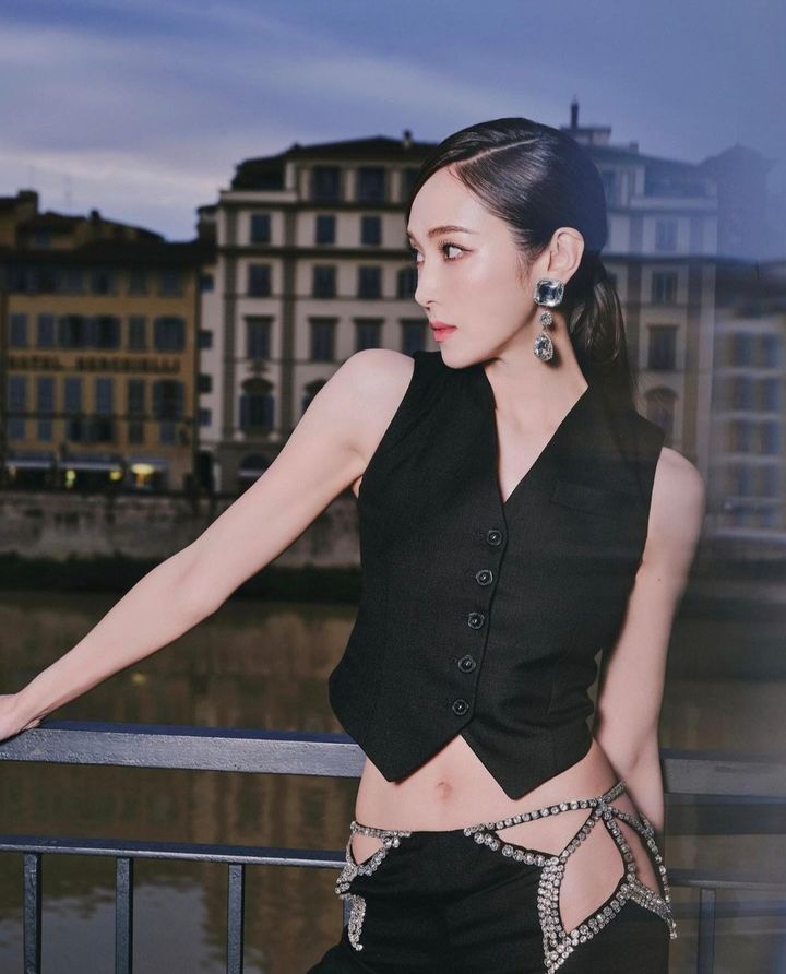 [서울=뉴시스] 그룹 소녀시대 출신 제시카가 파격적인 노출 패션을 선보였다. (사진=제시카 인스타그램 캡처) 2023.06.16. photo@newsis.com *재판매 및 DB 금지