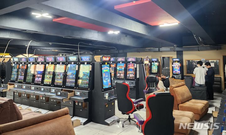 [제주=뉴시스] 오영재 기자 = 제주동부경찰서와 제주시청 단속팀이 14일 제주시 탑동 소재 불법 사행성 게임장을 적발하고 있다. (사진=제주동부경찰서 제공) 2023.06.16. photo@newsis.com 