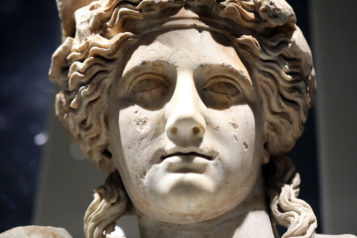 [서울=뉴시스] 박진희 기자 = '바쿠스' 대리석 흉상, 로마에서 포도주와 연극의 신으로 숭배된 바쿠스를 젊고 이상적인 모습으로 표현했다. '사진은 '바쿠스' 대리석 흉상 얼굴 부분. 로마, 2세기. 16~17세기에 가슴과 밪침대, 턱 목, 입술, 코, 곱슬머리 보완. 2023.06.17. pak7130@newsis.com *재판매 및 DB 금지