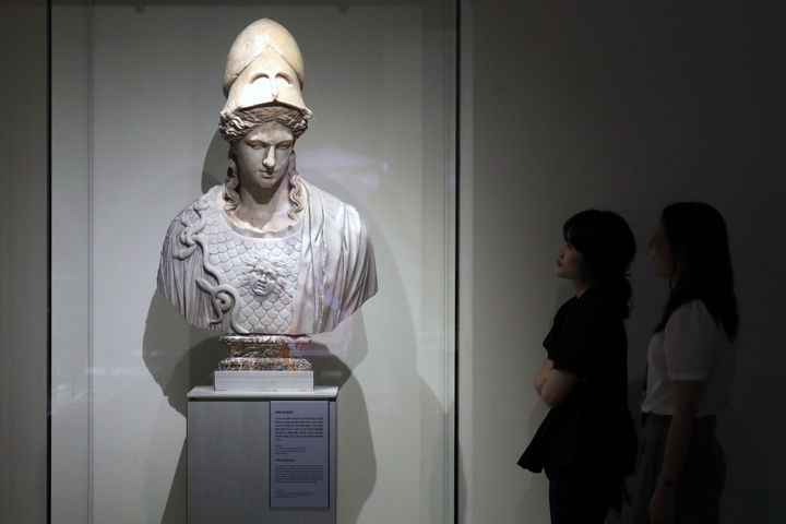 [서울=뉴시스] 박진희 기자 = '아테네/미네르바' 대리석 흉상. 미네르바는 그리스 신화의 아테나에 해당한다. 아테나는 그리스의 도시 아테네의 수호신으로, 도시에 그녀의 이름을 부여한 것이다. 미네르바상은 머리카락이 길고 투구를 머리에 얹은 듯한 형태인데, 이는 전략에 능한 전쟁의 여신이라는 의미를 담고 있다. 머리와 가슴 부분은 서로 다른 시대에 만들어졌다. 후대에 덧붙인 가슴부분에는 고대의 모델을 흉내 낸 아이기스가 있다. 아이기스는 염소가죽으로 만들어진 일종의 마법 방패 또는 흉갑으로 가장자리는 뱀으로 둘려싸여 있다. 2023.06.17. pak7130@newsis.com *재판매 및 DB 금지