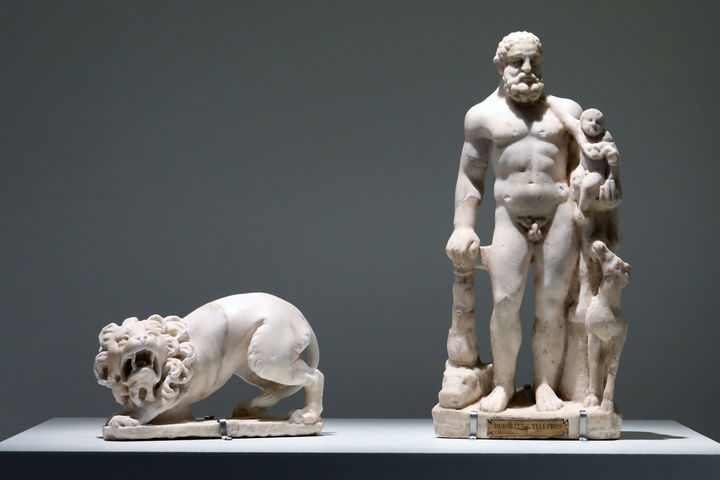 [서울=뉴시스] 박진희 기자 =&nbsp; '곤봉을 든 헤르쿨레스와 아들 텔레푸스' 대리석 전신상. 신화 속 영웅 헤르쿨레스(헤라클레스)를 '영웅적 누드'의 모습으로 묘사한 상이다. 고대 그리스·로마 미술에서는 대체로 일반인은 옷을 입은 모습으로 묘사했지만, 신과 영웅은 나체로 표현했다. 왼팔로 아들 텔레푸스를 안고 오른손으로 헤르쿨레스 상징물인 곤몽을 잡고 기대어 있는데, 이 곤봉은 에우리스테우스왕이 내린 열두 과업 중 첫 번째 과업에 사용했던 것이다. 헤르쿨레스는 곤봉은 보통의 무기로 뚫을 수 없는 가죽을 지닌 네메아의 사자와 싸워 승리했다. 왼쪽은 '포효하는 사자' 대리석 전신상. 사납게 포효하는 사자를 사실적으로 묘사한 상이다. 고대 사자는 강인함, 용기, 담대함의 상징으로 여겨졌고, 사람을 헤치며 날뛰던 네메아의 사자처럼 신화에 등장하기도 한다. 2023.06.17. pak7130@newsis.com.&nbsp; *재판매 및 DB 금지