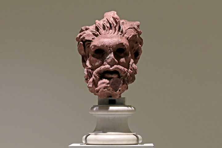 [서울=뉴시스] 박진희 기자 = '켄타우로스' 대리석 두상. 반은 인간, 반은 말인 켄타우로스는 신화에 등장 하는 이중적인 성격의 존재로, 야생성이 두드러 지는 겉모습과 지적인 행동을 특징으로 한다. 이들은 신화에서 영웅 헤라클레스의 적수로 나오지만, 학문에 깊이가 있는 인자한 학자나 스승으로도 등장한다. 그리스의 영웅 아킬레우스를 가르친 켄타우로스인 케이론이 대표적이다. 붉은색 대리석으로 만들어진 이 두상은 헝클어진 머리털과 동물의 귀, 수염이 있는 켄타우로스 얼굴의 전형을 보여준다. 고대에는 종종 돌, 금속, 유 리 등의 재료를 이용해 눈을 표현함으로써 조각에 생동감을 더했다. 이 두상은 원래 인간의 상반신에 말의 몸을 한 전신상의 일부였을 것이다. 2023.06.17. pak7130@newsis.com *재판매 및 DB 금지