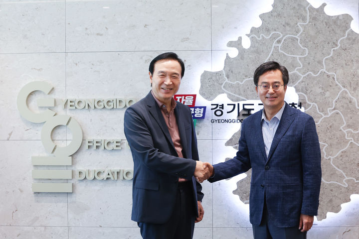 [수원=뉴시스] 김동연 경기도지사와 임태희 경기도교육감이 16일 수원시 영통구 이의동 경기융합타운에 새로 이전한 경기도교육청 남부신청사에서 악수를 나누고 있다. (사진=경기도교육청 제공) 2023.06.16. photo@newsis.com *재판매 및 DB 금지