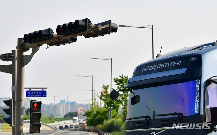 [광주=뉴시스] 이영주 기자 = 16일 오후 광주 북구 월출교차로를 한 트레일러가 지나고 있다. 이 곳의 운전자용 신호등 버팀목(세로형 지주) 높이는 다른 곳보다 1.5m 낮은 4.5m에 불과하다. 2023.06.16. leeyj2578@newsis.com
