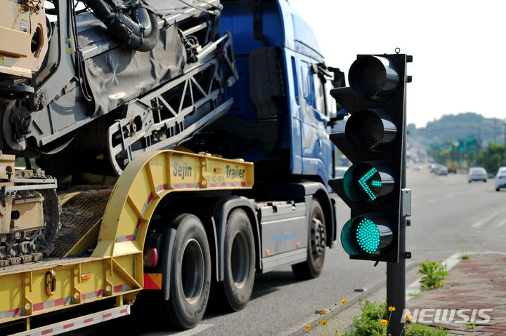 [광주=뉴시스] 이영주 기자 = 16일 오후 광주 북구 월출교차로에 세워진 높이 2m 가량의 운전자용 신호등 주변으로 한 트레일러가 지나고 있다.2023.06.16. leeyj2578@newsis.com