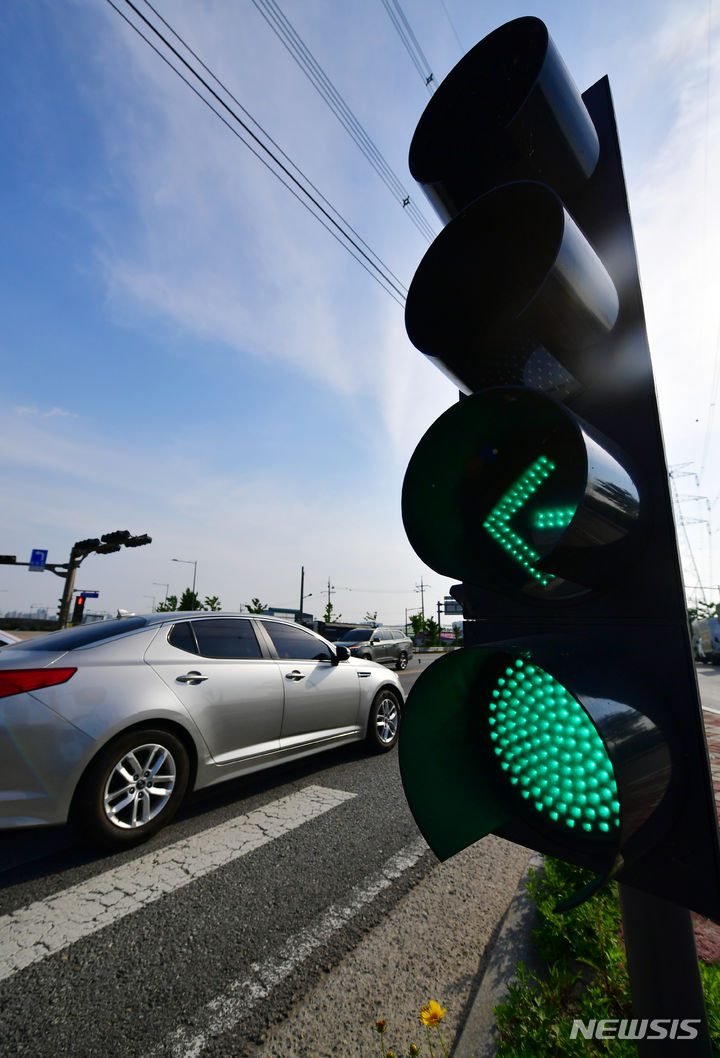 [광주=뉴시스] 이영주 기자 = 16일 오후 광주 북구 월출교차로에 세워진 높이 2m 가량의 운전자용 신호등 주변으로 한 차량이 지나고 있다.2023.06.16. leeyj2578@newsis.com
