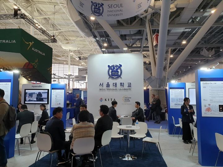 서울대학교가 지난 5일부터 나흘간 미국 보스턴에서 열린 바이오산업 컨벤션 행사 'BIO-International(BIO USA) 2023'에 참여해, 대학 보유 바이오 유망기술과 교원창업기업의 혁신기술을 선보였다고 16일 밝혔다. 사진은 행사 기간 서울대가 운영한 SNU관 모습. (사진제공=서울대) 2023.06.16 photo@newsis.com&nbsp; *재판매 및 DB 금지
