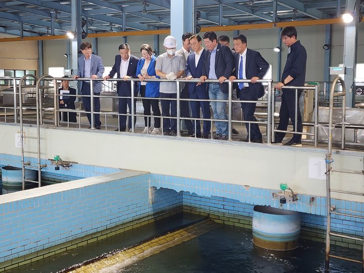 [부산=뉴시스] 더불어민주당 부산시당 당원들이 16일 오후 부산 화명정수장에 방문해 점검하고 있다. (사진=민주당 부산시당 제공)&nbsp; *재판매 및 DB 금지