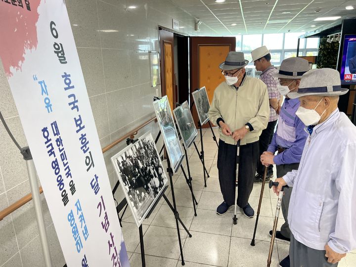 [고성(경남)=뉴시스] 신정철 기자= 경남 고성군은 6월 호국보훈의 달 및 6·25전쟁 73주년을 맞아 국가를 위해 희생, 헌신한 분들에게 예우를 표하고, 존중받는 보훈 문화 확산을 위해 특별한 사진전을 이동 전시하고 있다.(사진=고성군 제공).2023.06.16. photo@newsis.com *재판매 및 DB 금지