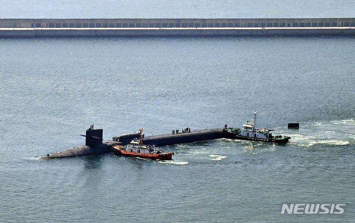 [부산=뉴시스] 하경민 기자 = 미국 해군의 오하이오급 핵추진 순항유도탄 잠수함(SSGN) 미시건함이 16일 부산 남구 해군작전사령부 부산작전기지에 입항해 있다. 미시건함은 길이 170.6m, 너비 12.8m, 수중배수량 1만8000톤급 이상으로 세계에서 가장 큰 잠수함 중 하나다. 이번 미국 SSGN 방한은 2017년 10월 이후 6년여 만이다. 2023.06.16. yulnetphoto@newsis.com