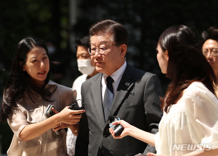 [서울=뉴시스] 고승민 기자 = 이재명 더불어민주당 대표가 16일 공직선거법 관련 7차 공판을 위해 서울중앙지법으로 출석하고 있다. 2023.06.16. kkssmm99@newsis.com