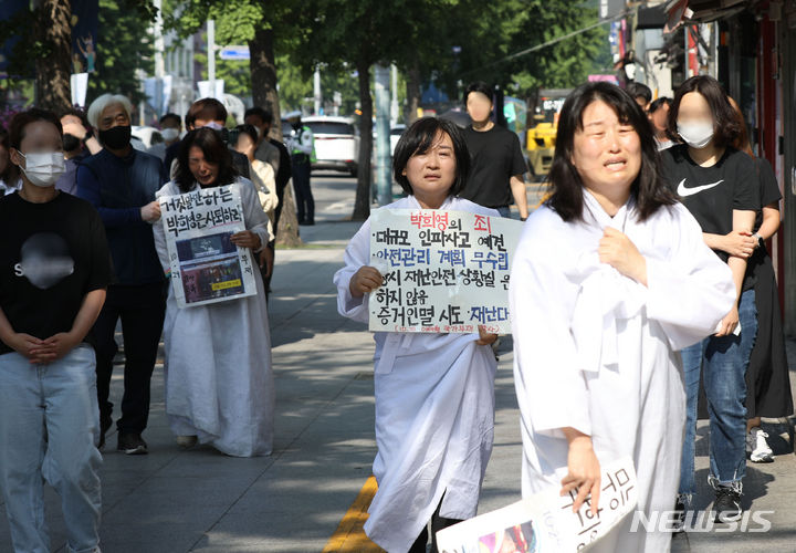 [서울=뉴시스] 조수정 기자 = 16일 오전 서울 용산구청에서 구청장 사퇴를 촉구하며 구청 내부 진입을 시도하다 저지당한 이태원 참사 유족들이 이태원 참사 현장으로 발걸음을 옮기며 오열하고 있다. 유족은 "구청장은 그때 무얼 했나. 유족이 바라는건 사과가 아니라 사퇴다. 사퇴하면 된다. 아직도 내 아이가 왜, (정확히) 어디서 죽었는지조차 확인하지 못했다"며 구청장 사퇴를 촉구했다. 2023.06.16. chocrystal@newsis.com