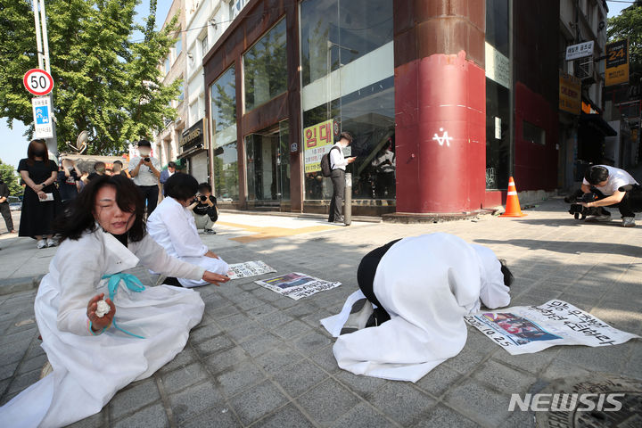 [서울=뉴시스] 조수정 기자 = 16일 오전 서울 용산구청에서 구청장 사퇴를 촉구하며 구청 내부 진입을 시도하다 저지당한 이태원 참사 유족들이 이태원 참사 현장으로 발걸음을 옮겨 오열하고 있다. 유족은 "구청장은 그때 무얼 했나. 사퇴하면 된다. 아직도 내 아이가 왜, (정확히) 어디서 죽었는지조차 확인하지 못했다"며 구청장 사퇴를 촉구했다. 2023.06.16. chocrystal@newsis.com