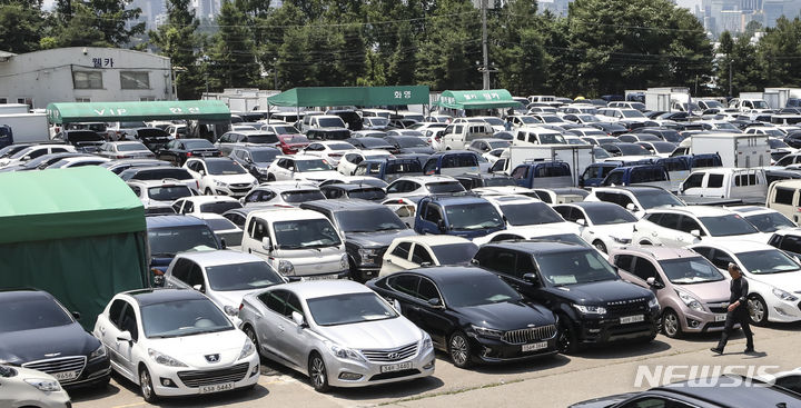 [서울=뉴시스] 김근수 기자 = 자동차시장 정보회사 카이즈유 데이터 연구소에 따르면 올해 1월에서 5월까지 중고차 수출량이 17만 4130대로 역대 최대 수준을 기록했다고 밝혔다. 16일 오전 서울 성동구 장한평 중고차매매시장 모습. 2023.06.16. ks@newsis.com