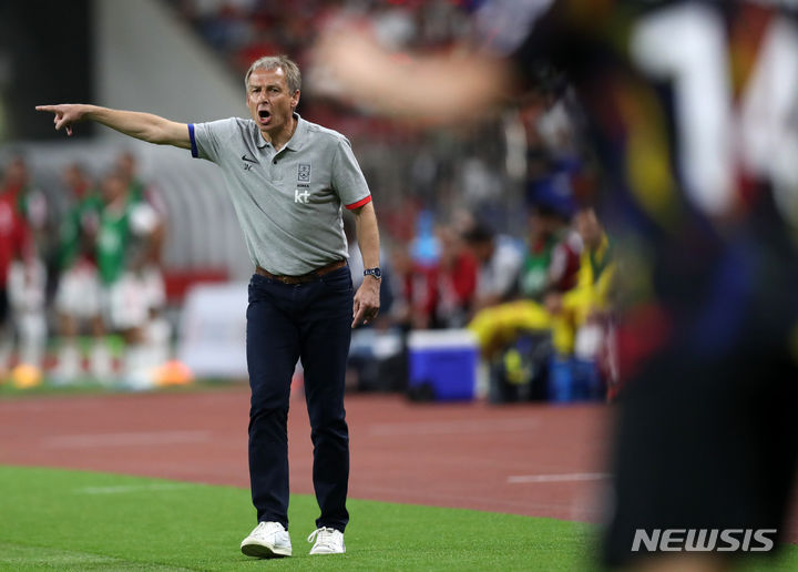 [부산=뉴시스] 김명년 기자 = 16일 오후 부산 연제구 부산아시아드주경기장에서 열린 하나은행 초청 축구 국가대표 평가전 대한민국과 페루의 경기, 클린스만 감독이 지시를 내리고 있다. 2023.06.16. kmn@newsis.com
