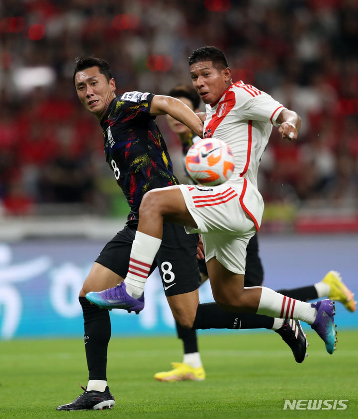 [부산=뉴시스] 김명년 기자 = 16일 오후 부산 연제구 부산아시아드주경기장에서 열린 하나은행 초청 축구 국가대표 평가전 대한민국과 페루의 경기, 원두재가 볼경합을 하고 있다. 2023.06.16. kmn@newsis.com