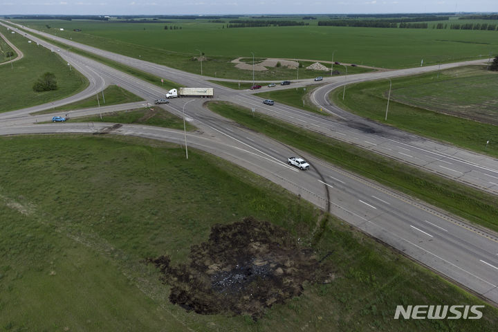 [카베리( 캐나다)=AP/뉴시스] 캐나다 마니토바주의 광활한 들판에서 올해 6월 13일 대형 화물트럭이 교차로에서 버스와 충돌한 사고 현장.&nbsp; 캐나다의 토론토시 인근 고속도로에서는 8월 30일 500만 마리의 꿀벌을 싣고 가던 화물 트럭의 상자들이 헐거워져 도로위로 쏟아지는 바람에 인근의 넓은 공간이 벌떼로 가득차는 대소동이 벌어졌다. 2023. 08.31. 
