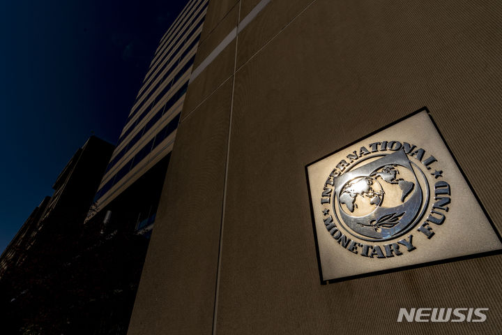 [워싱턴=AP/뉴시스]국제통화기금(IMF) 이사회는 우크라이나에 약 9억 달러(약 1조2000억원)의 추가 자금 지원을 승인했다고 11일(현지시간) 밝혔다. 사진은 미국 워싱턴에 있는 국제통화기금(IMF) 건물. 2023.12.12