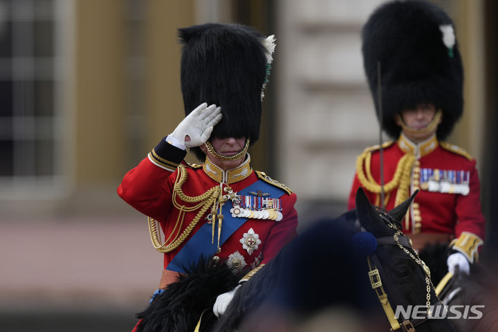 [런던=AP/뉴시스] 영국의 찰스 3세 국왕(왼쪽)이 17일(현지시간) 런던에서 열린 생일 기념행사 군기분열식에 참석하고 있다. 2023.06.19.
