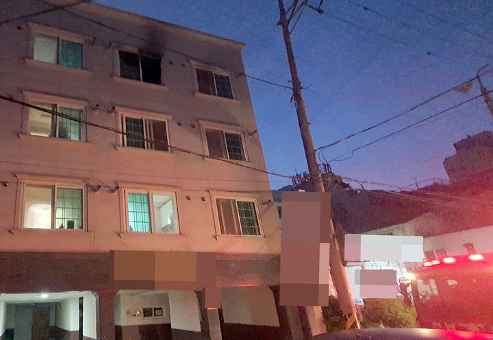 [여수=뉴시스] 변재훈 기자 = 17일 오전 전남 여수시 미평동 4층 규모 다세대 원룸 주택 건물 내 4층 가정집에서 불이 났으나 인명피해 없이 소방 당국에 의해 21분 만에 꺼졌다. (사진=여수소방 제공) 2023.06.17. photo@newsis.com *재판매 및 DB 금지