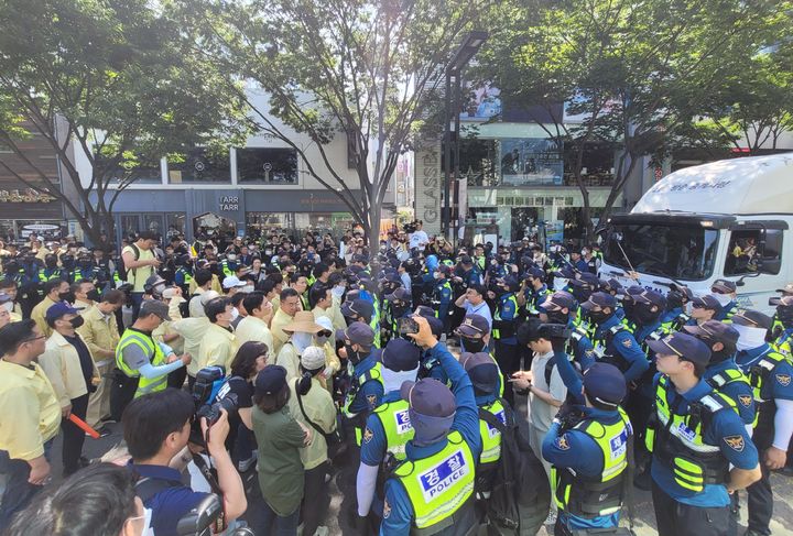 [대구=뉴시스] 이상제 기자 = 대구 대중교통전용지구에서 17일 낮 12시부터 열릴 예정인 대구 퀴어문화축제 준비 단계부터 경찰과 대구시 소속 공무원들의 충돌이 발생했다. king@newsis.com *재판매 및 DB 금지