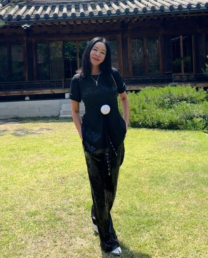 [서울=뉴시스] 배우 이혜영(왼쪽)이 배우 이하늬의 딸 돌잔치에 참석했다. (사진=이혜영 인스타그램 캡처) 2023.06.17. photo@newsis.com *재판매 및 DB 금지