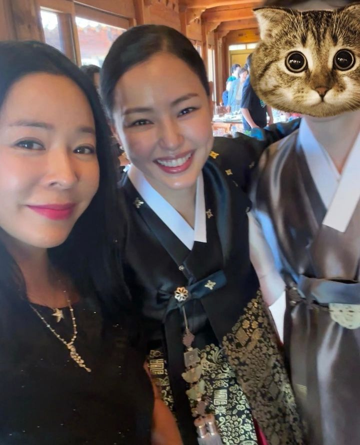 [서울=뉴시스] 배우 이혜영(왼쪽)이 배우 이하늬의 딸 돌잔치에 참석했다. (사진=이혜영 인스타그램 캡처) 2023.06.17. photo@newsis.com *재판매 및 DB 금지