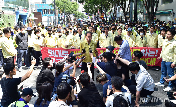 [대구=뉴시스] 이무열 기자 = 홍준표 대구시장이 대구 중구 대중교통전용지구에서 열린 제15회 대구퀴어문화축제 행정대집행 현장에서 발언하고 있다. 2023.06.17. lmy@newsis.com