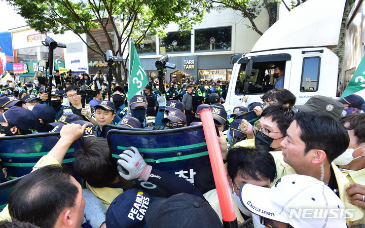 [대구=뉴시스] 이무열 기자 = 17일 오전 대구 중구 대중교통전용지구에서 열린 제15회 대구퀴어문화축제 행정대집행 현장에서 경찰과 공무원들이 충돌하고 있다. 2023.06.17. lmy@newsis.com