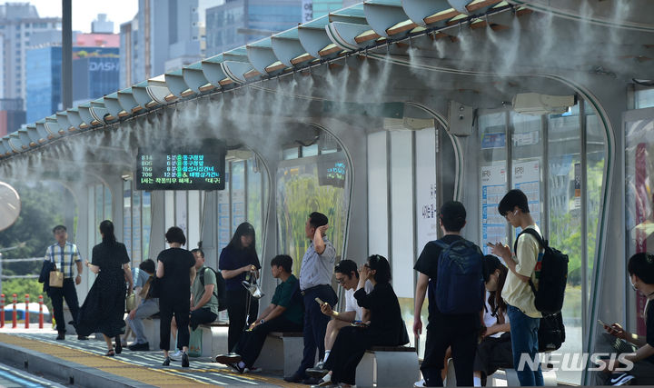 [대구=뉴시스]이무열 기자 = 기상청은 18일 오전 11시를 기해 서울 전역에 폭염주의보를 발효한다고 밝혔다. 사진은 폭염주의보가 발효된 지난 17일 오후 대구 동대구역 앞 버스정류장에서 시민들이 쿨링포그로 더위를 식히며 버스를 기다리고 있다. 2023.06.17. lmy@newsis.com *재판매 및 DB 금지