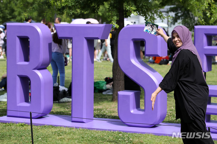 [서울=뉴시스] 조성우 기자 = 그룹 방탄소년단(BTS) 데뷔 10주년 기념 '2023 BTS 페스타'가 열린 지난 6월17일 오후 서울 영등포구 여의도 한강공원에서 팬이 조형물 앞에서 기념촬영을 하고 있다. 2023.06.17. xconfind@newsis.com