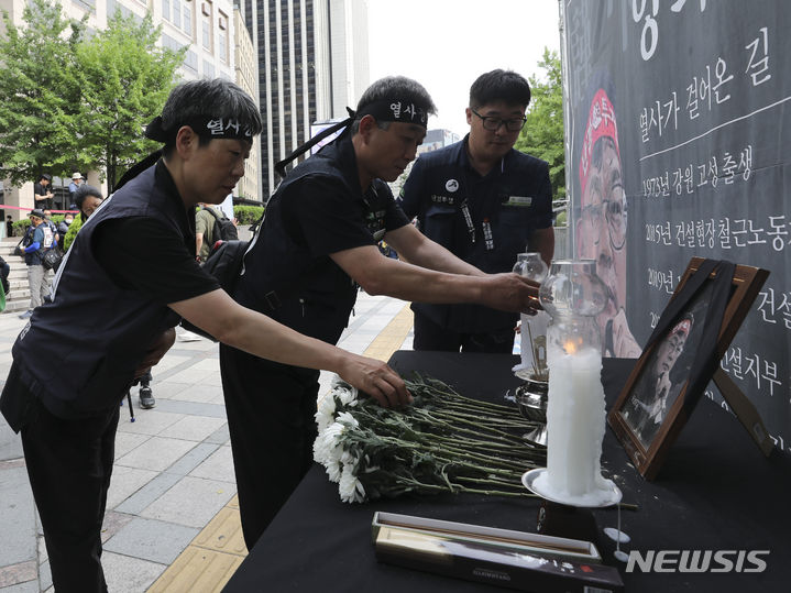 [서울=뉴시스] 김근수 기자 = 건설노조 故 양회동씨의 장례절차가 시작된 17일 서울 중구 세종대로 인근에 마련된 합동 분향소에서 조합원들이 분향하고 있다. 2023.06.17. ks@newsis.com