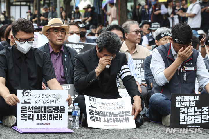 [서울=뉴시스] 김근수 기자 = 건설노조 故 양회동씨의 장례절차가 시작된 17일 서울 중구 세종대로 인근에서 열린  故 양회동 열사 범국민 추모대회에서 양경수 민주노총 위원장과 유가족이 눈물을 훔치고 있다. 2023.06.17. ks@newsis.com