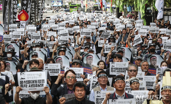 [서울=뉴시스] 김근수 기자 = 건설노조 故 양회동씨의 장례절차가 시작된 17일 서울 중구 세종대로 인근에서 열린  故 양회동 열사 범국민 추모대회에서 조합원들이 구호를 외치고 있다. 2023.06.17. ks@newsis.com