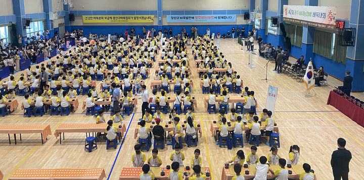 [광주=뉴시스] 변재훈 기자 = 광주 광산구바둑협회는 17일 광주 광산구 수완문화체육센터에서 제2회 광주비아농협배 바둑대회를 열었다고 밝혔다. (사진=광주 광산구바둑협회 제공) 2023.06.17. photo@newsis.com *재판매 및 DB 금지